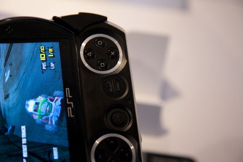 Illustration for article titled Hands On: Is The PSP Go! Too Small?